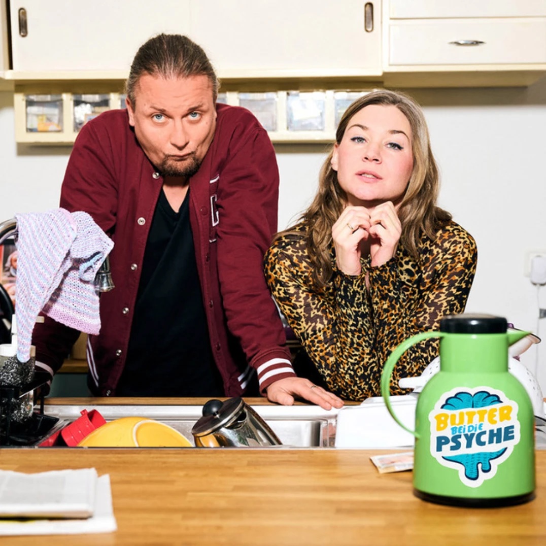 Butter bei die Psyche – Nina Goldberg und ihr Podcast-Partner in einer Küche
